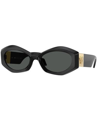 Versace Stilvolle schwarze sonnenbrille mit dunkelgrauen gläsern