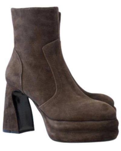 Jeannot Heeled Boots - Brown