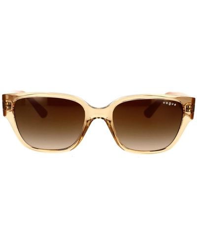 Vogue Stilvolle braune sonnenbrille mit verlaufsgläsern