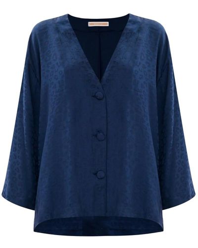 Kocca Blusa elegante con estampado animal y botones cubiertos de tela - Azul
