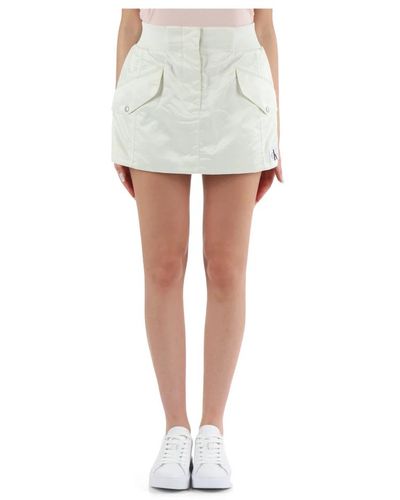 Calvin Klein Nylon satin minirock mit elastischem bund - Weiß