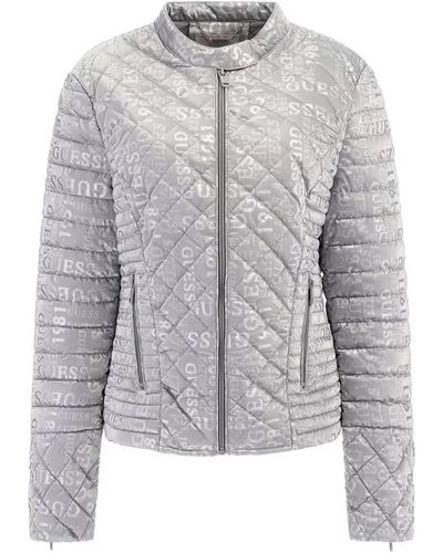 Guess Jacke steppjacke new vona jacket mit stehkragen und allover label-wording - Grau