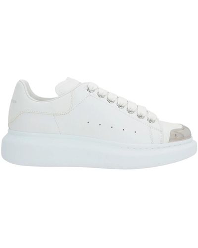 Alexander McQueen Zapatillas blancas oversize de cuero con logo en relieve - Blanco