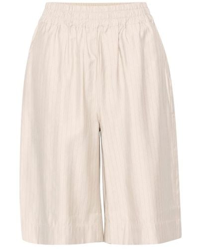Gestuz Pinstripe pantalones cortos largos & knickers - Neutro