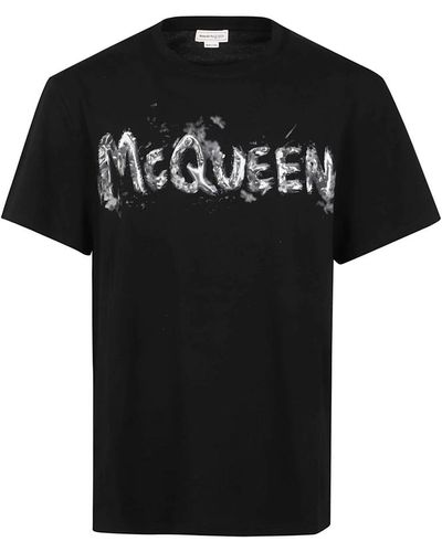 Alexander McQueen Schwarzes baumwoll-t-shirt mit graffiti-detail