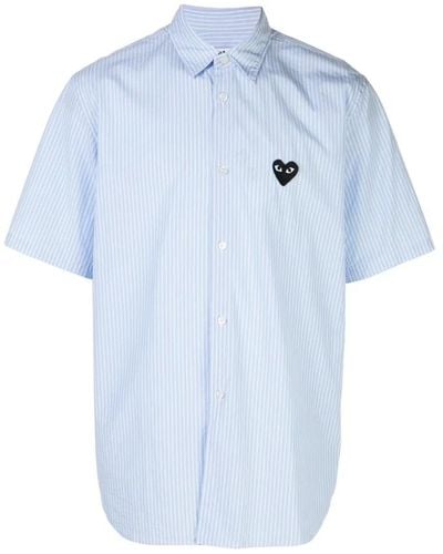 COMME DES GARÇONS PLAY Gestreiftes kurzarmhemd mit schwarzem herz - Blau