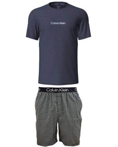 Calvin Klein Modelli minimalisti ed ecosostenibili in puro stile - Blu