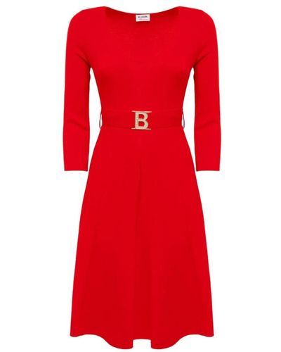 Blugirl Blumarine Elegantes kleid mit logo-gürtel - Rot
