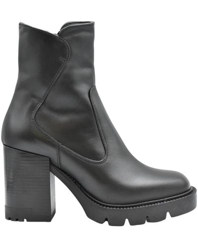 Janet & Janet Heeled Boots - Gray