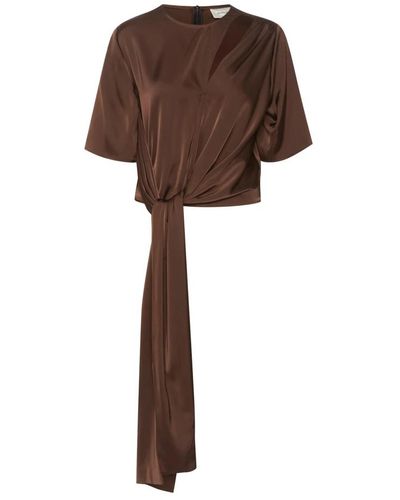 Gestuz Blusa marrón oscuro con nudo y efectos drapados