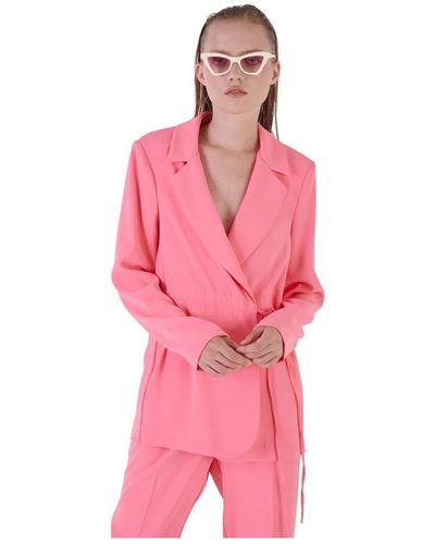Silvian Heach Taillierter blazer mit taillenraffung - Pink