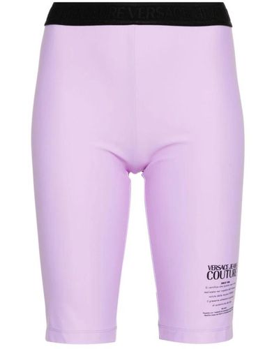 Versace Shorts morados con leggings fuseaux