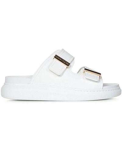 Alexander McQueen Weiße slip-on sandalen mit goldener metallstange