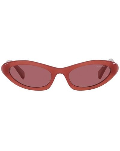 Miu Miu Sonnenbrille mit unregelmäßiger form, dunkelvioletten gläsern und goldenem logo - Rot