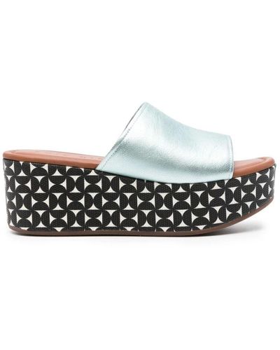 Chie Mihara Zapatos slip-on de cuero azul con estampado metálico - Blanco