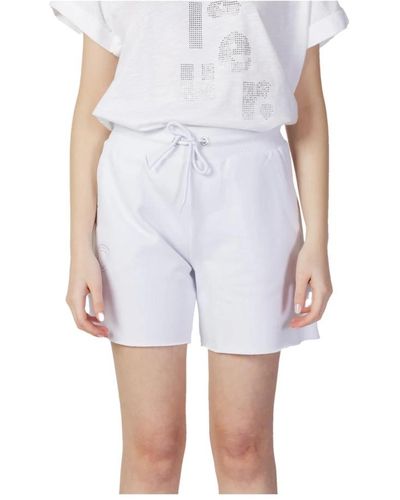 Blauer Shorts veraniegos para mujeres - Blanco