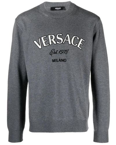 Versace Grauer strickpullover mit milano-stempel-stickerei