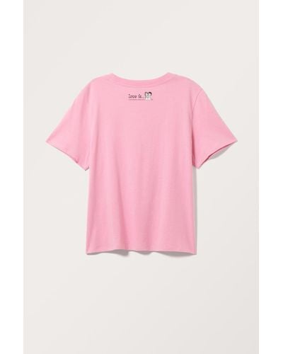 Monki × Love Is... Bedrucktes T-Shirt - Pink