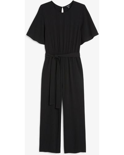 Monki Kurzarm-jumpsuit mit gürtel - Schwarz