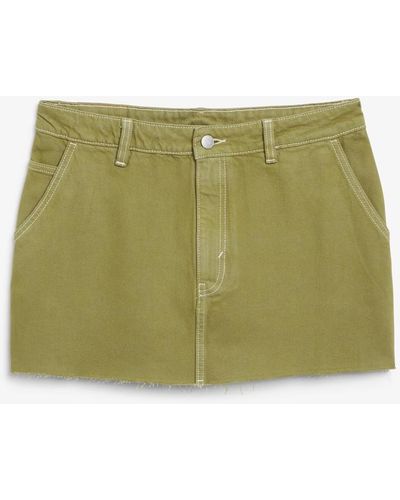 Monki Cargo-mini-jeansrock mit ausgefranstem saum grün