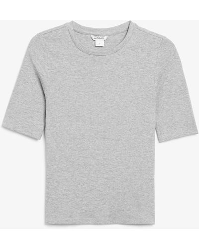 Monki Weiches Körpernahes T-Shirt - Grau
