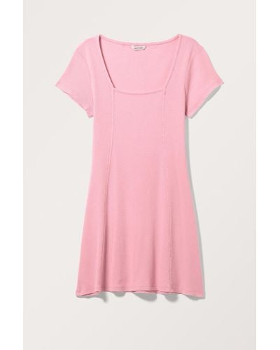Monki Geripptes T-Shirt-Kleid Mit Eckigem Ausschnitt - Pink