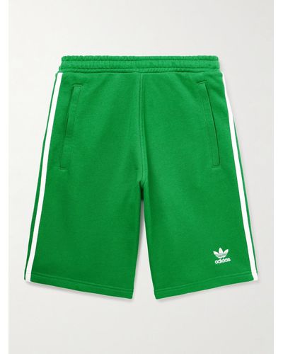 adidas Originals Gerade geschnittene Shorts aus Baumwollfrottee mit Streifen - Grün