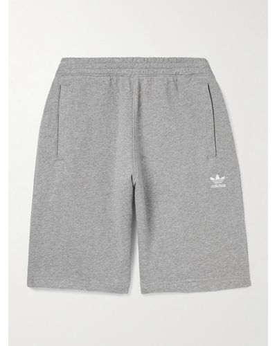 adidas Originals Shorts a gamba dritta in jersey di cotone con logo ricamato Essential - Grigio