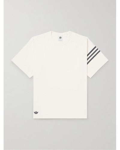 adidas Originals T-shirt in jersey di cotone con logo ricamato e finiture in raso Neuclassic - Neutro