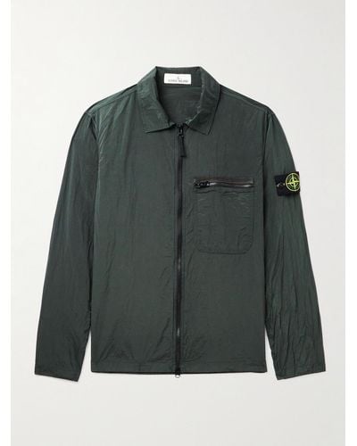 Stone Island Hemdjacke aus Reps-ECONYL®-Nylon in Knitteroptik und Stückfärbung mit Logoapplikation - Grün