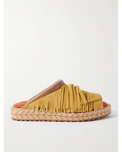 Kapital Sandalen aus Veloursleder mit Lederbesätzen und Fransen - Natur