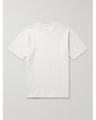 Nike Premium Essentials T-Shirt aus Baumwoll-Jersey mit Logostickerei - Weiß