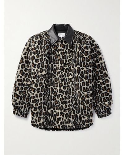 Maison Margiela Hemdjacke aus Faux Fur mit Leopardenmuster und Kunstlederbesatz - Schwarz
