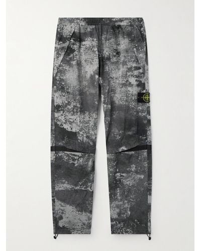 Stone Island Gerade geschnittene Hose aus Shell mit Camouflage-Print und Logoapplikation - Grau