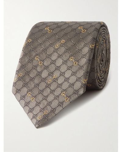 Gucci Cravatta in seta jacquard con logo ricamato - Grigio