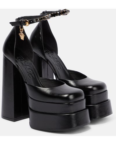 Versace Plateau-Pumps Medusa Aevitas aus Satin - Schwarz