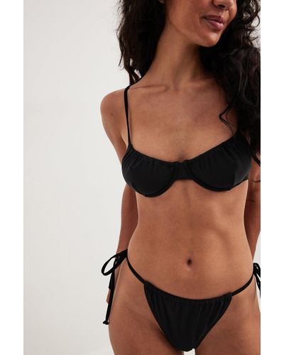 NA-KD Swimwear Hoog Uitgesneden Bikinibroekje Met Trekkoordstrik - Zwart