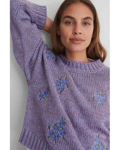 NA-KD Trend Flower Embroidery Round Neck Knitted Sweater - Paars
