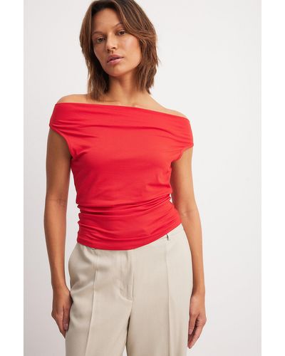 NA-KD Soft Line Top Met Off-shoulder - Rood