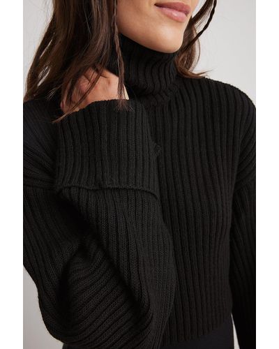 NA-KD Chloé Monchamp X Crop Geribde Polo Sweater - Zwart