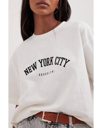 NA-KD T-Shirt mit City-Print - Grau