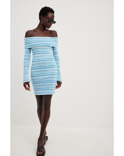 NA-KD Basma Bada X Gestreepte Mini-jurk Met Off-shoulder - Blauw