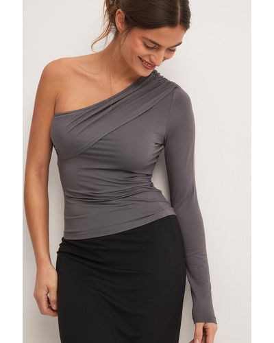 NA-KD Soft Line One Sleeve Draped Top - Grijs