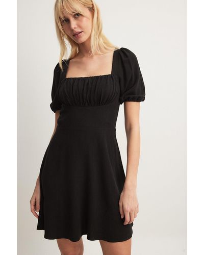 NA-KD Boho Mini-jurk Met Pofmouwen En Gestrikte Achterkant - Zwart