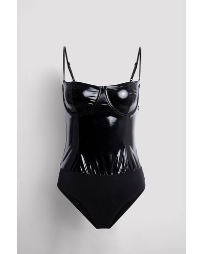 NA-KD Party Body style corset en latex - Noir