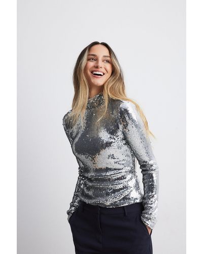 NA-KD Manon & Luna X Top Met Lange Mouwen En Pailletten - Metallic