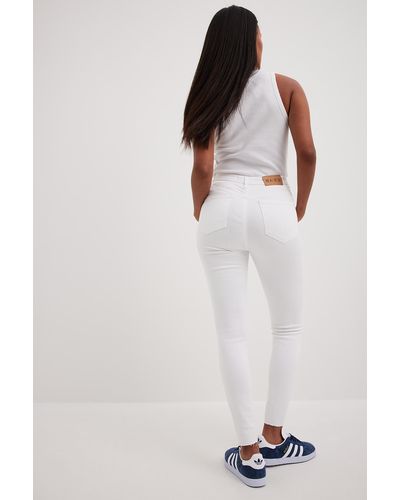 NA-KD Skinny Jeans Met Hoge Taille En Onafgewerkte Zoom - Wit
