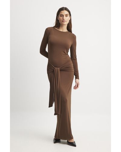 NA-KD Tie Waist Maxi Dress - Bruin