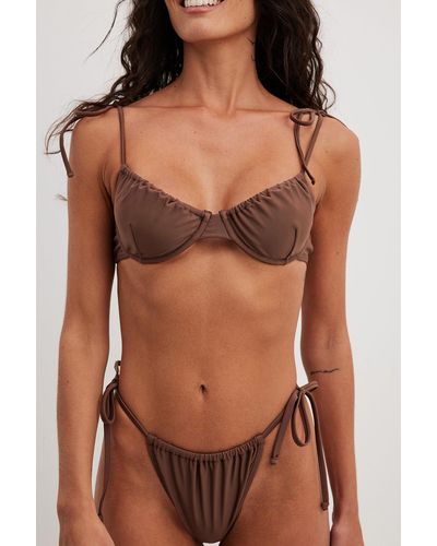 NA-KD Swimwear Hoog Uitgesneden Bikinibroekje Met Trekkoordstrik - Bruin