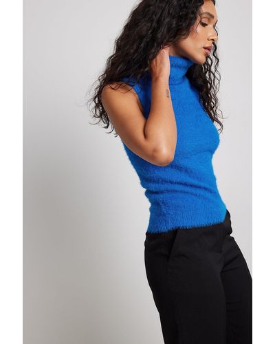 NA-KD Flauschige hochgeschlossene Strickweste - Blau